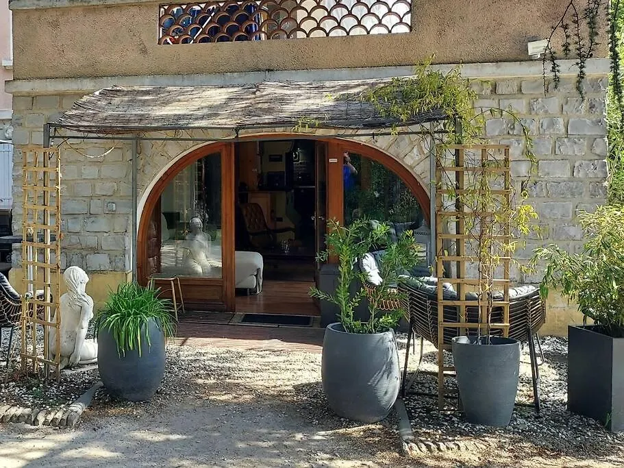 Appartement Loft Ravissant Avec Jacuzzi Et Parc à Orange  0*, Orange (Vaucluse) France
