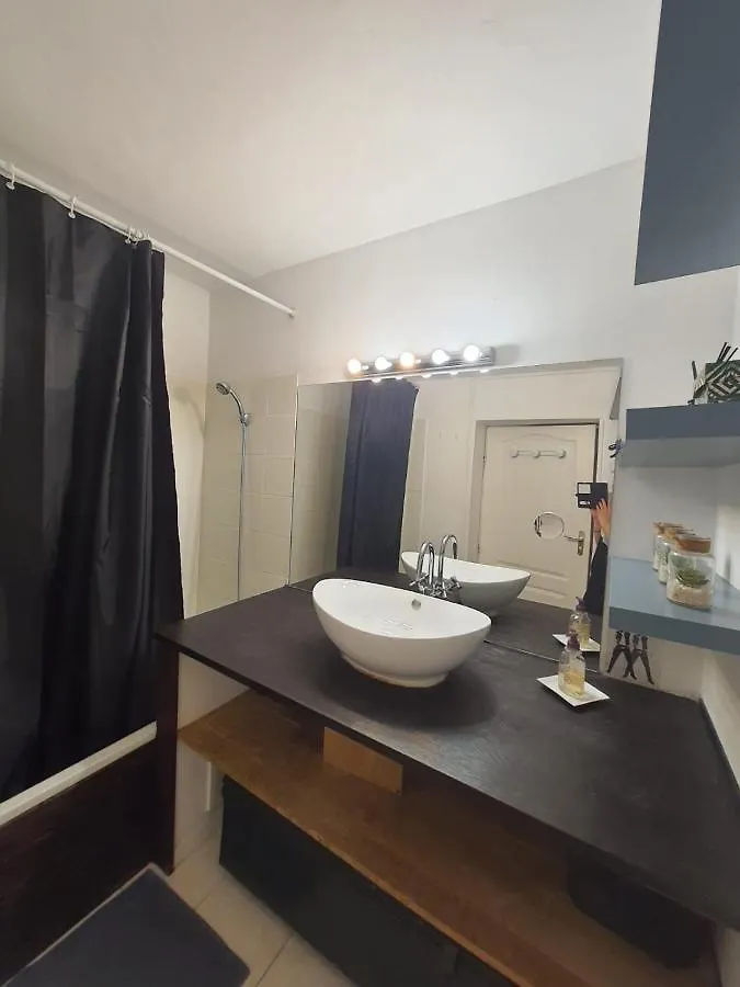Appartement Loft Ravissant Avec Jacuzzi Et Parc à Orange  0*, Orange (Vaucluse) France